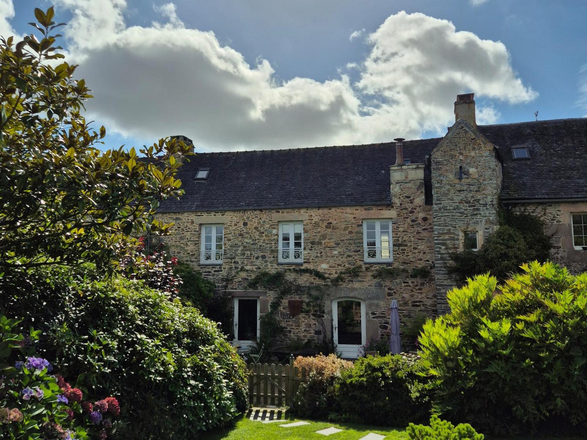 Gite De Charme Au Manoir Du Plessis-Quinquis Sainte-Seve ภายนอก รูปภาพ